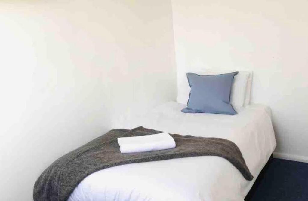 Arbnb Comfy Sleep Guest House Self Catering Private Bedrooms 60 Pound Per Night Per Person 런던 외부 사진